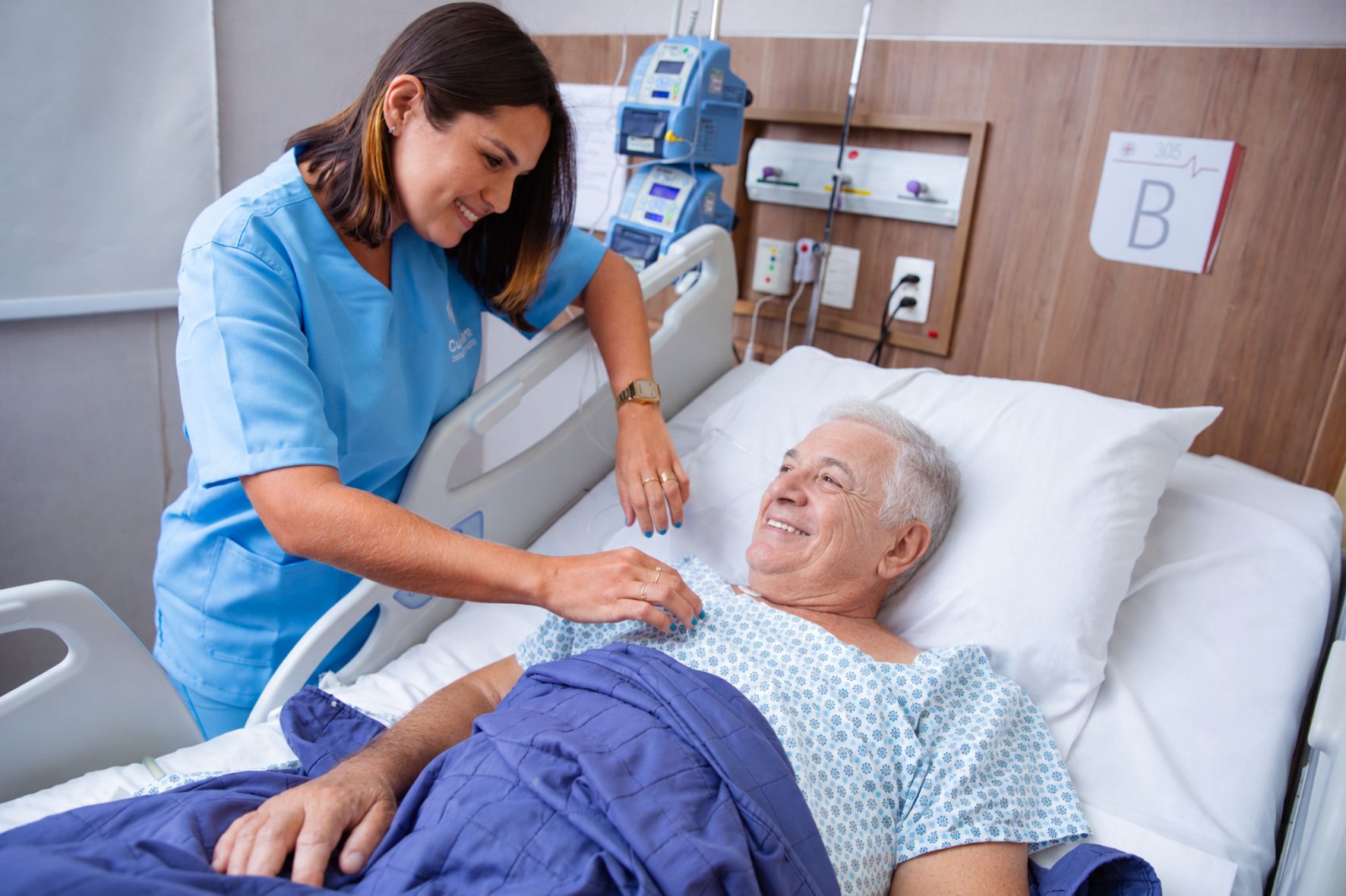 Cuidadora em atendimento hospitalar